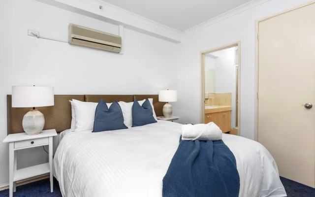 Oversized East Perth 2BR Pool Gym Parking