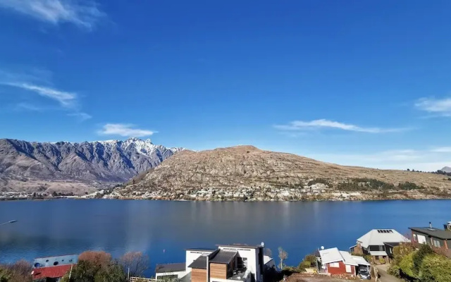 Gorgeous Lake & Mountain View Apartment