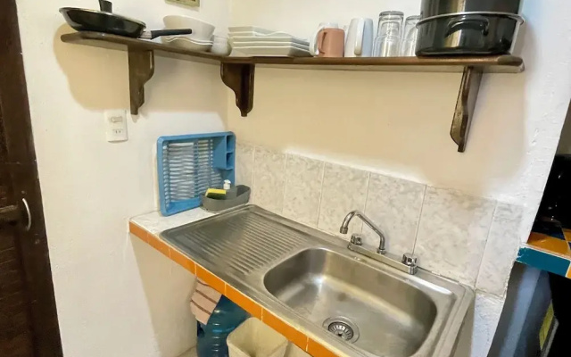 Downtown Studio for 3 w Kitchen