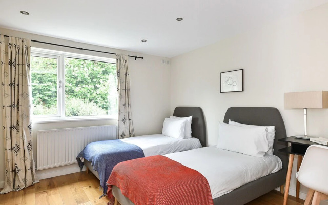 Large 4BR House in S.W. London - Sleeps 10!