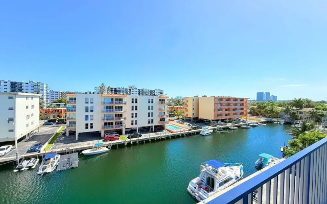 Top Location Waterfront Balcony Dream