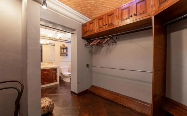 HOLT - Classic Chalet with Pool Overlooking Parroquia