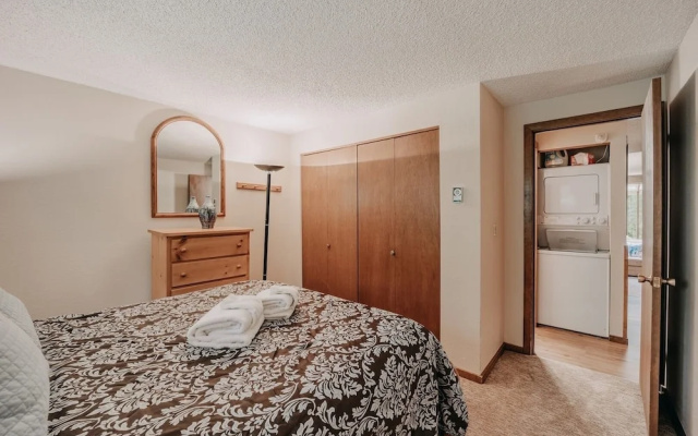 84sw - Sauna - Soaker Tub -  Fireplace - Sleeps 6 2 Bedroom Home by RedAwning