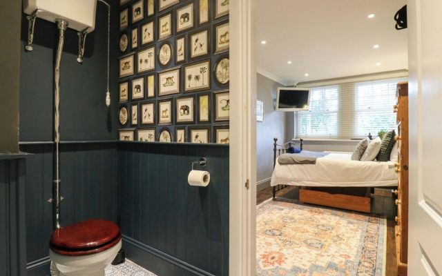 River Haven - River Thames Frontage House