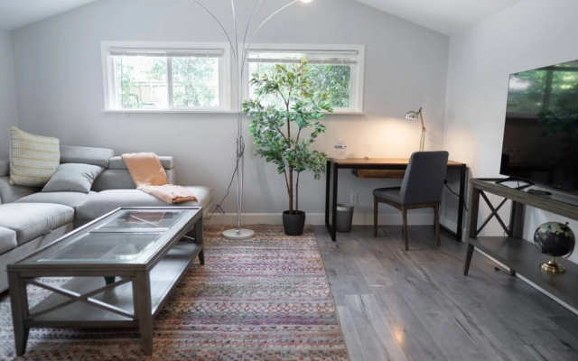CHARMING UPGRADED 1-BEDROOM HOUSE IN GLENDALE (p55)