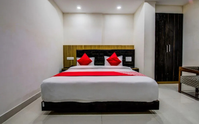 OYO 18542 Petals Inn