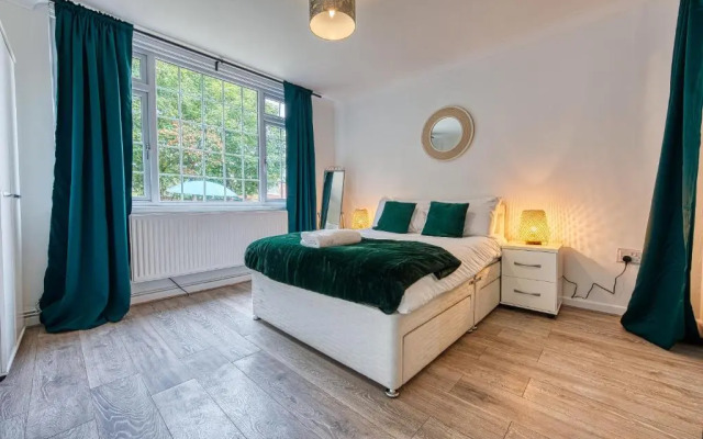 Elegant 5 Bedroom House in Nottingham