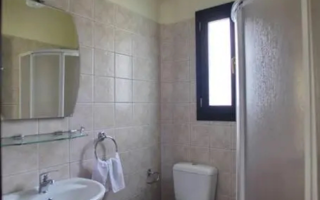 Kitty's House,country,olive grove,private,quiet,views ,1 km to skopelos ,sleeps 5