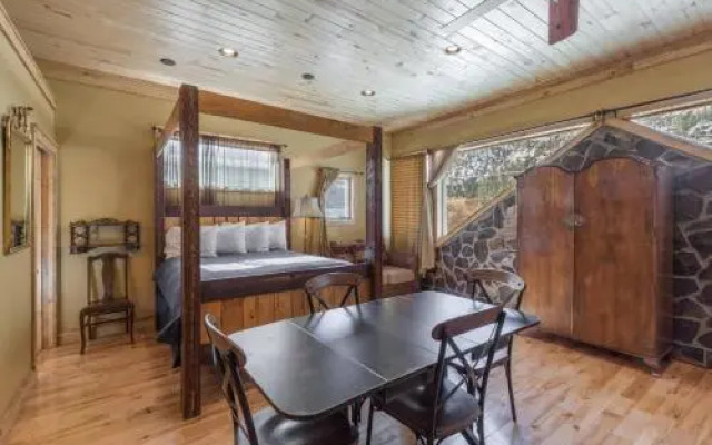Lotus Mountain Suites West Suite