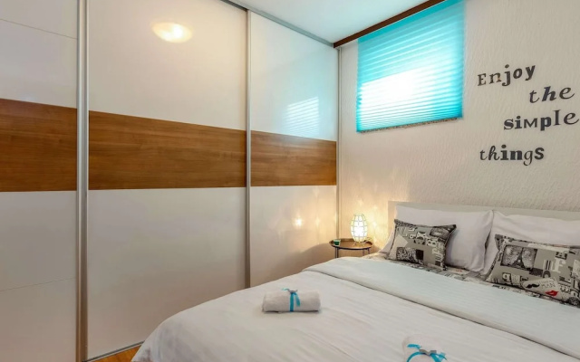 Lovely Apartment with Covered Terrace & Hot Tub