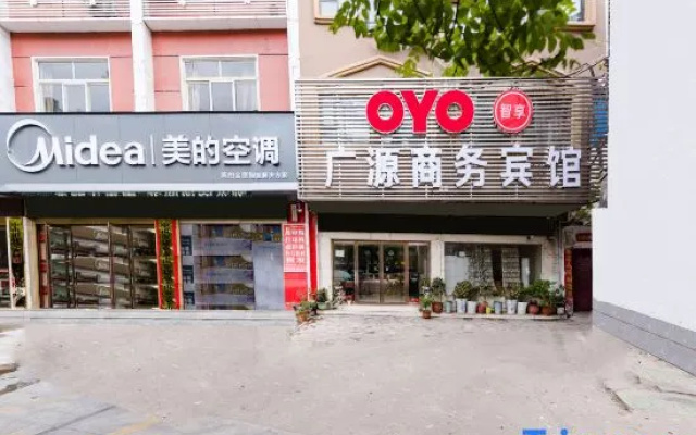 OYO Guangyuan Business Hotel (Xinyang Railway Station Tianrun Plaza)