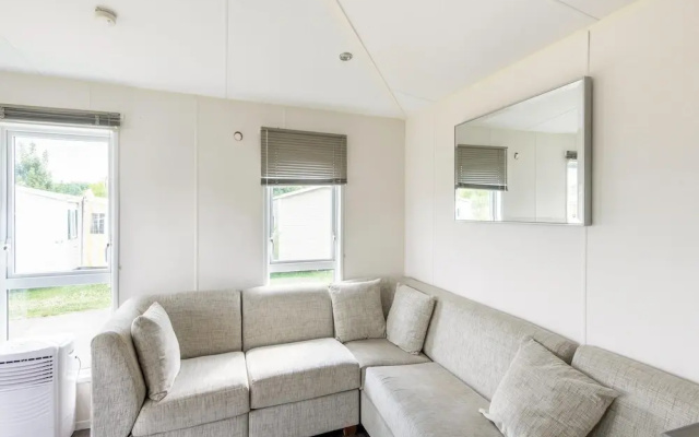 Mobile Home in Veuzain-sur-loire With Garden