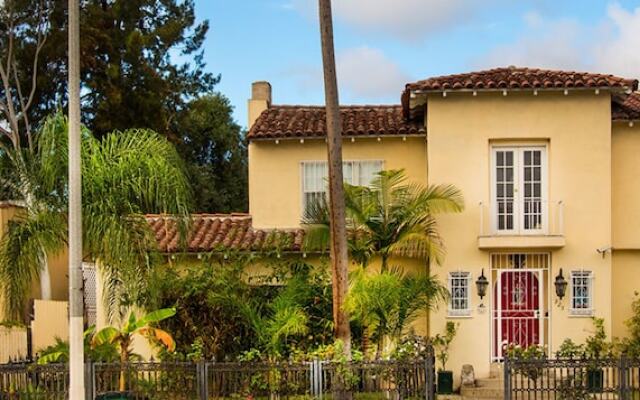 Отель Cinema Suites Bed & Breakfast США, Лос-Анджелес - отзывы, цены и фото номеров - забронировать отель Cinema Suites Bed & Breakfast онлайн вид на фасад