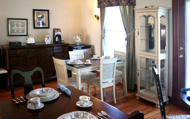 R. R. Thompson House Bed & Breakfast