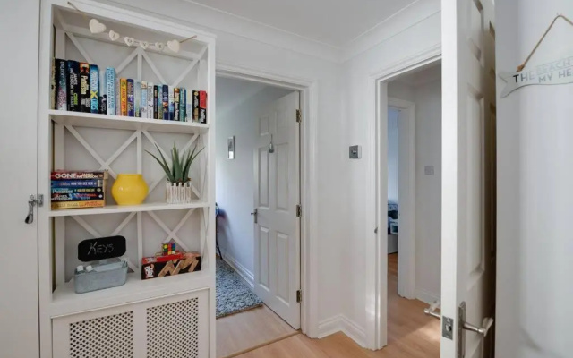 Cosy, nautical 2 bed, 5 mins stroll to Seafront