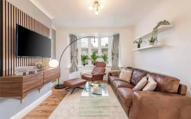 Charming 3-bedroom Wolverhampton Home With Private Hot Tub