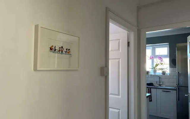 Homely 2-bed Apartment - Sleeps 3 & Parking