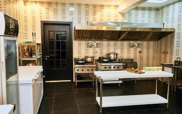 Отель 247 Luxury Hotel & Apartment Ajah