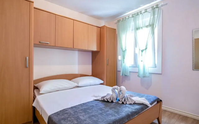 Restful Apartment in Mastrinka near Beach & Town Center