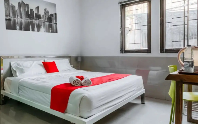 RedDoorz Plus near Mall Taman Anggrek 2