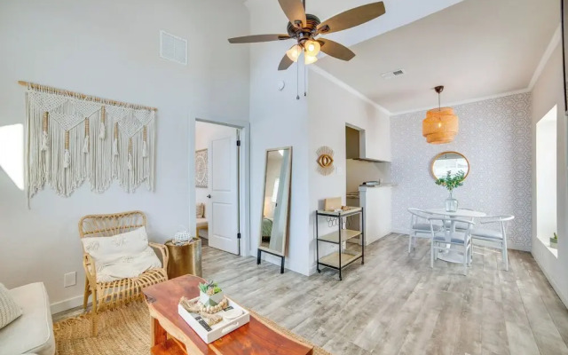 Walk to Restaurants & Bars: Modern Dallas Retreat