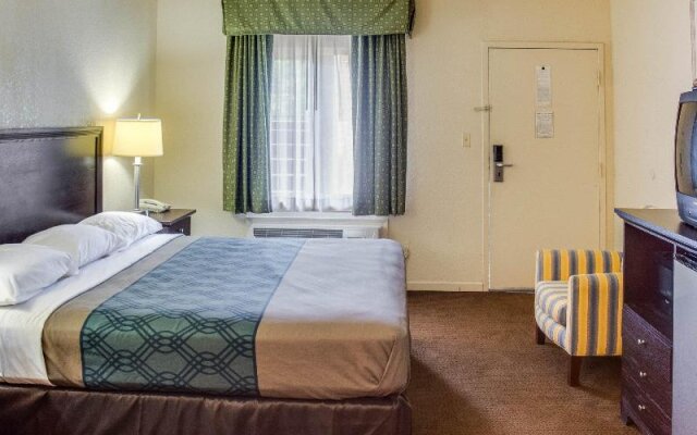 Quality Inn & Suites in Suffolk, United States of America from 151$, photos, reviews - zenhotels.com guestroom