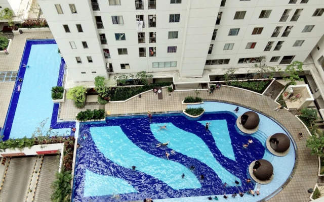 Pool View 2BR Bassura City Apartment By Travelio