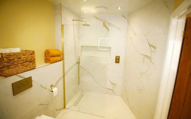 Berwick - Very High End - Sleeps 4 -By The Station