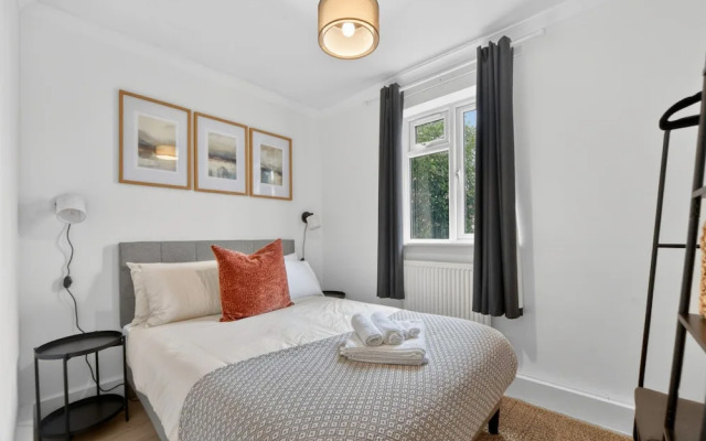 Madeira 2BR Garden Retreat in Bromley With Street Parking