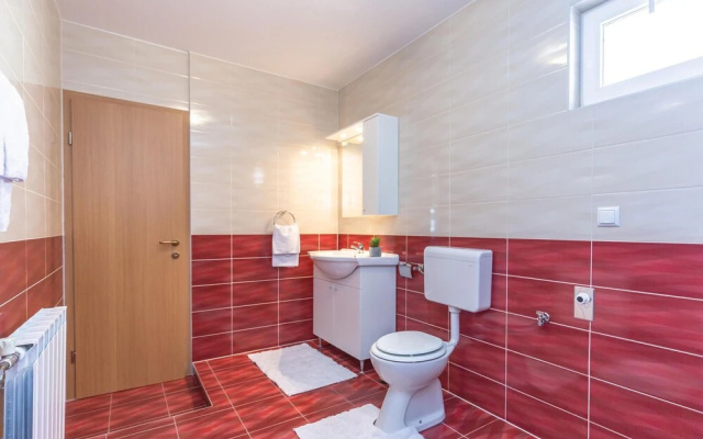 Nice Home in Makarska With Wifi and 2 Bedrooms
