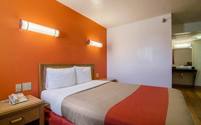 Motel 6 Pratt