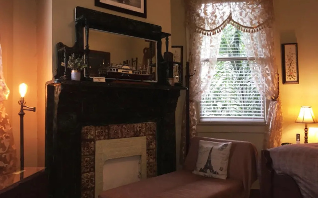 1870 Banana Courtyard French Quarter B&B