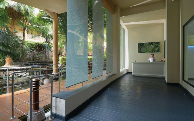 Victoria Beachcomber Resort & Spa