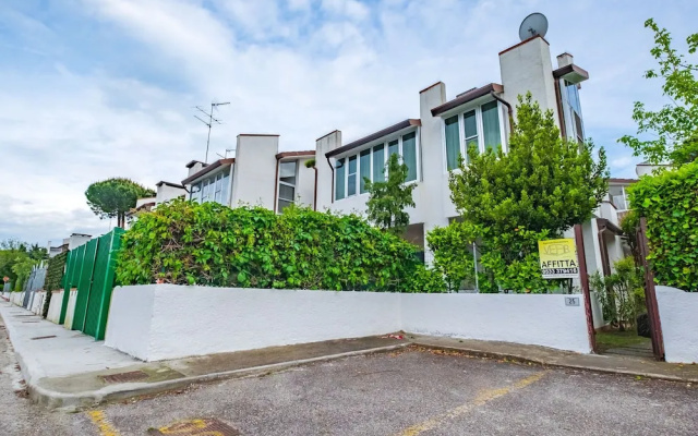 House in Residence With Garden With Gazebo and Barbecue