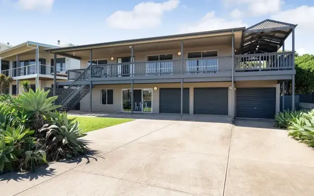Spacious 3-bed Ground Level Beachside Stay