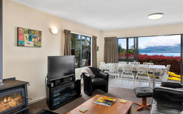 Lakeside Escape - Lake Tarawera Holiday Home