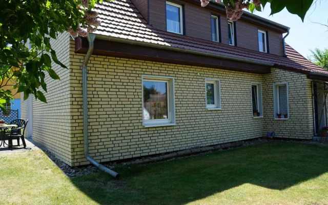 Spacious Apartment with Garden in Wieck auf dem DarB
