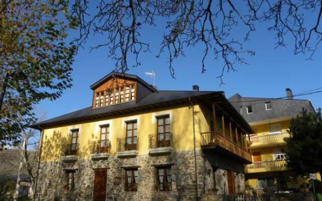 Hotel Valle Del Silencio Понферрада вид на фасад