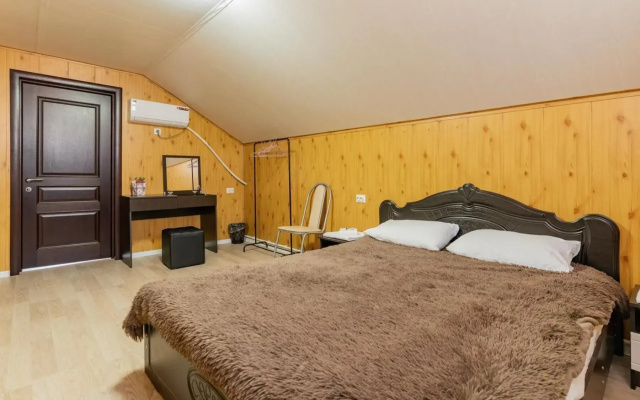 West House (Вест Хаус) с бассейном и сауной