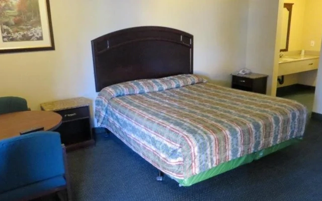 Delmonico Inn & Suites