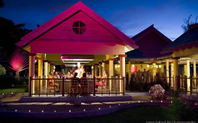 Отель Jewel Runaway Bay Beach & Golf Resort All Inclusive Ямайка, Ранавей-Бей - отзывы, цены и фото номеров - забронировать отель Jewel Runaway Bay Beach & Golf Resort All Inclusive онлайн вид на фасад