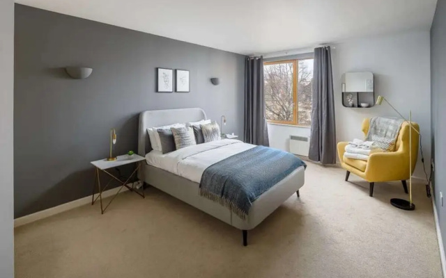 Modern 2 bed apt W/balcony 10 Mins to King's Cross