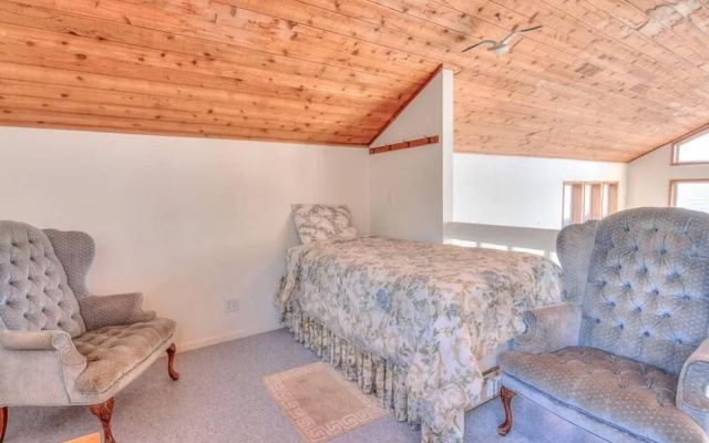 Ocean View and Clawfoot Tub - Charming Coastal Retreat