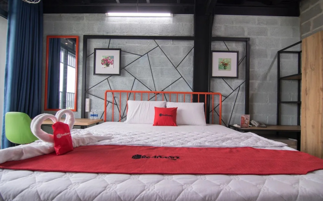 RedDoorz Plus @ Ung Van Khiem Street