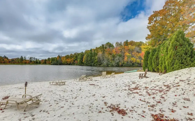 Woodland Gem w/ Pool Access: Linville Land Harbor