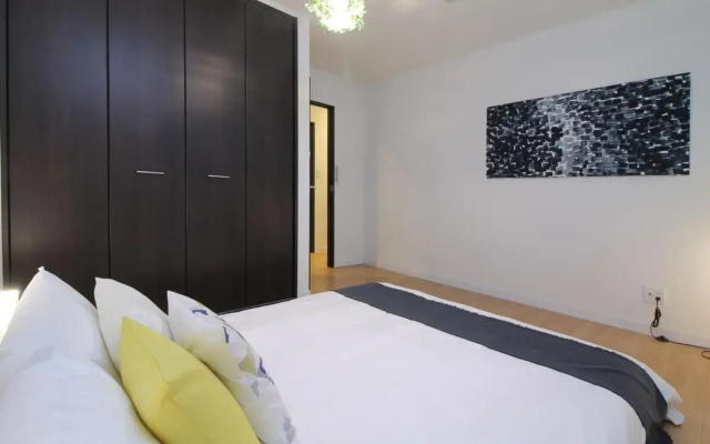 bHOTEL246 Large 2BR Apt 10PPL near Peace Park 301