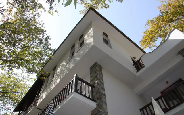 Platanofylla Studios & Apartments