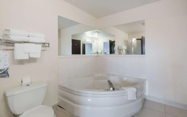 Quality Inn Grand Suites Bellingham