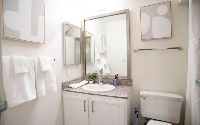 5BR CozySuites The Block-SkybridgeAccess