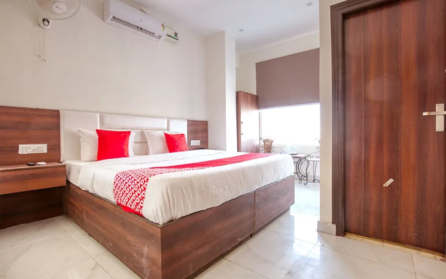 OYO 42743 Hotel Midway